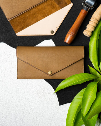 EZRA Wallet – Peanut Brown Milled Leather & Crust Interior