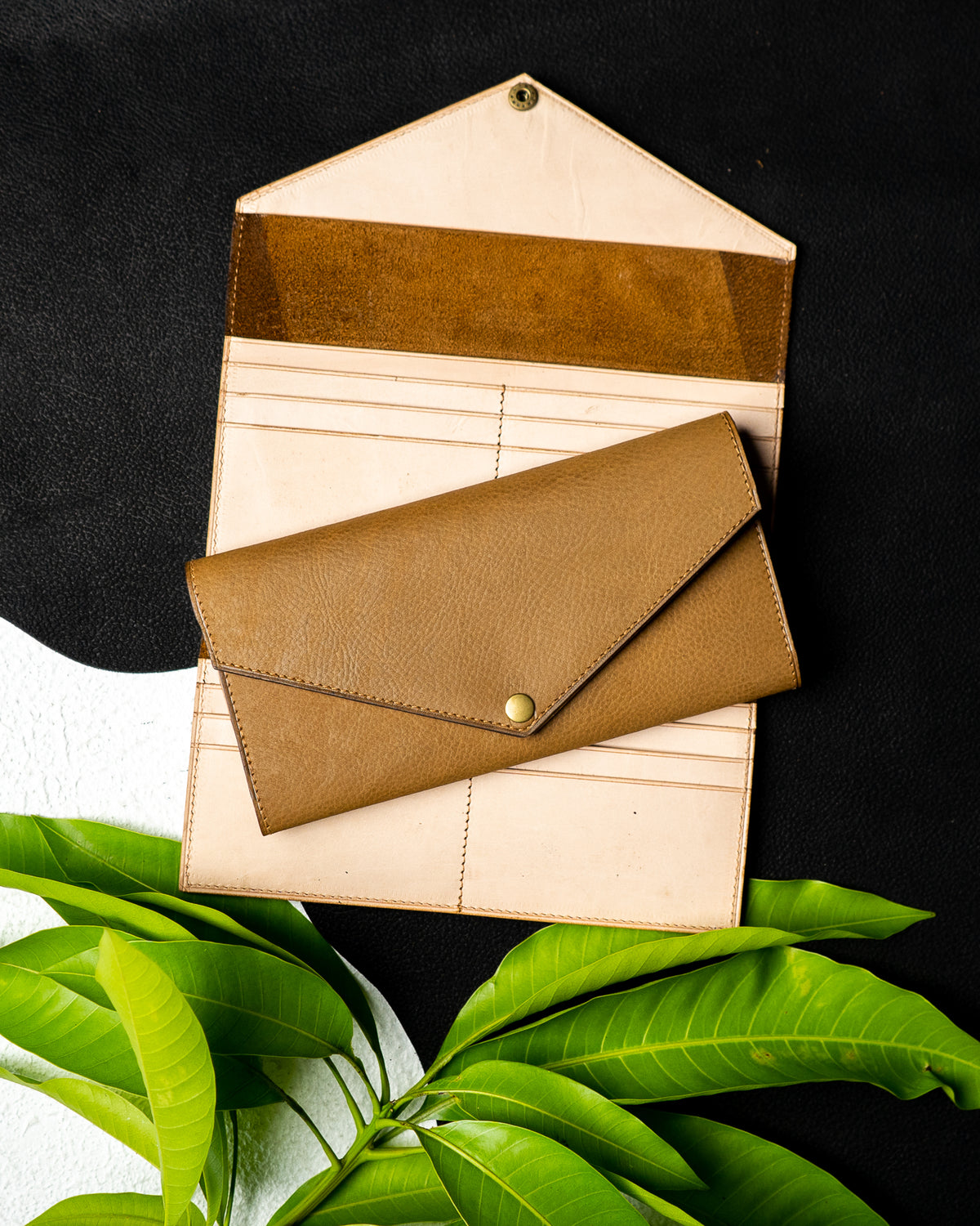 EZRA Wallet – Peanut Brown Milled Leather & Crust Interior