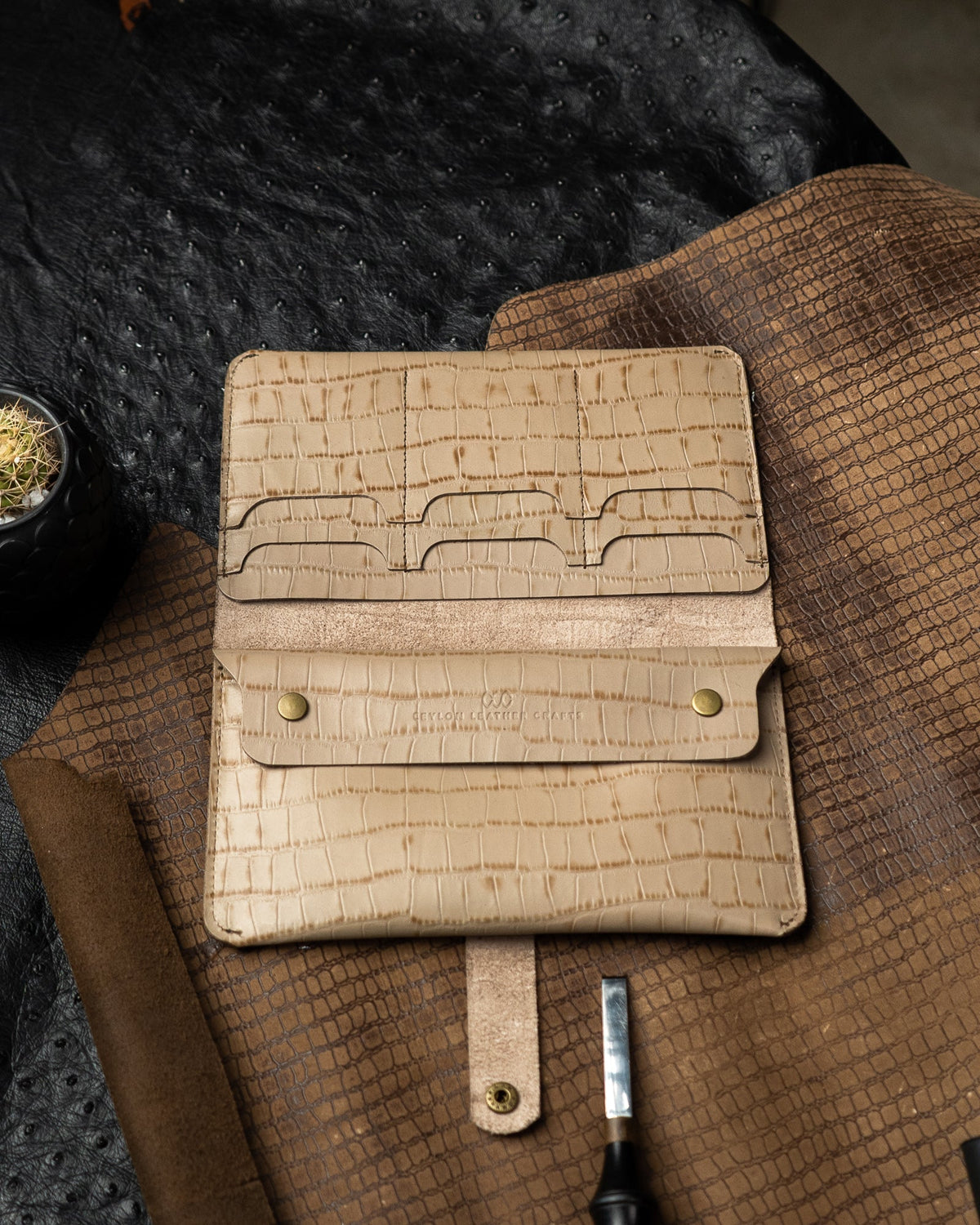 Aurora Wallet – Badge Cow CG Alligator Belly Embossed Leather - Ceylon Leather Crafts