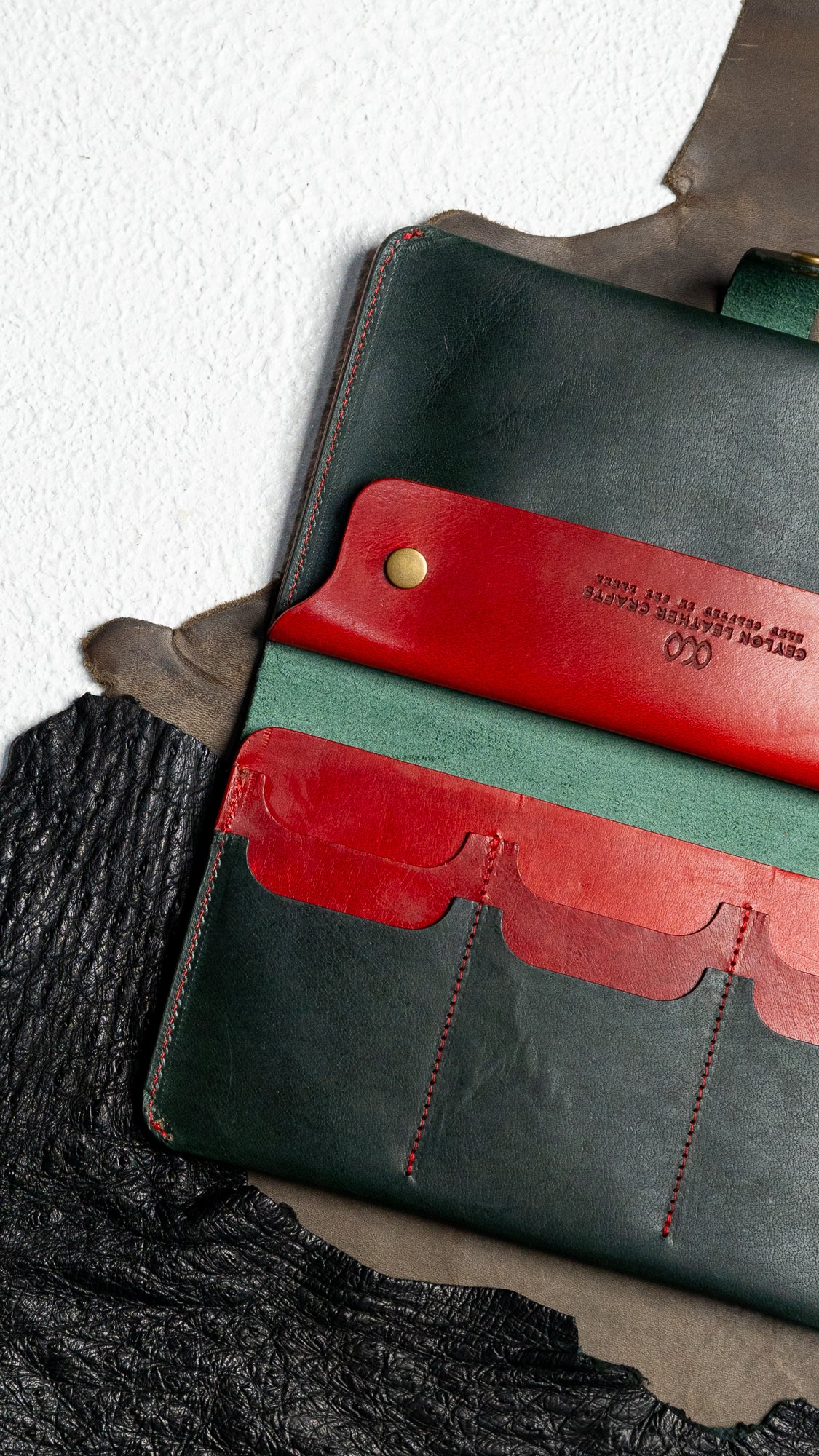 Aurora – Woody Green and Red - Ceylon Leather Crafts