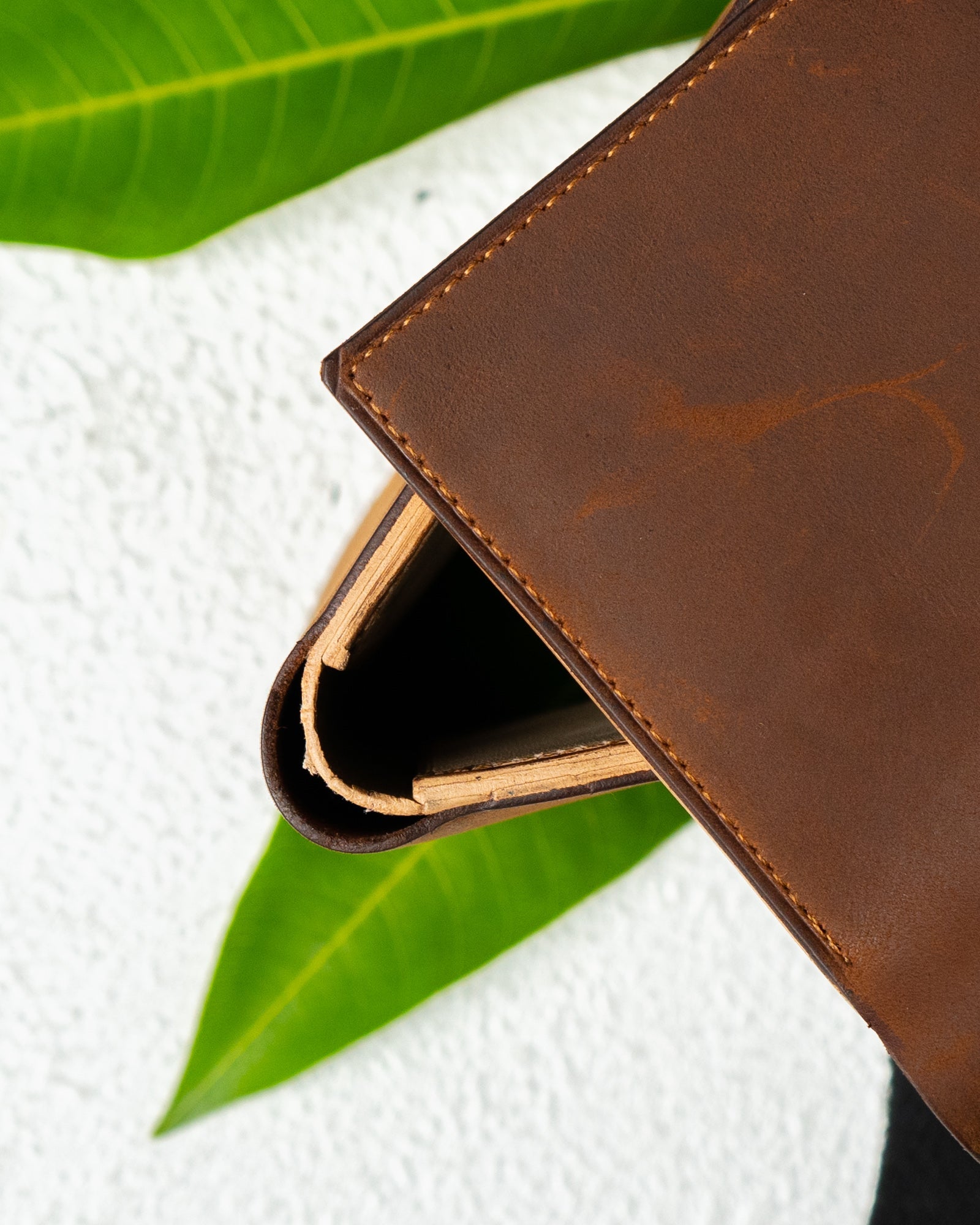 Levi Wallet – Oil Pull - Up & Calf Crust Leather Edition - Ceylon Leather Crafts